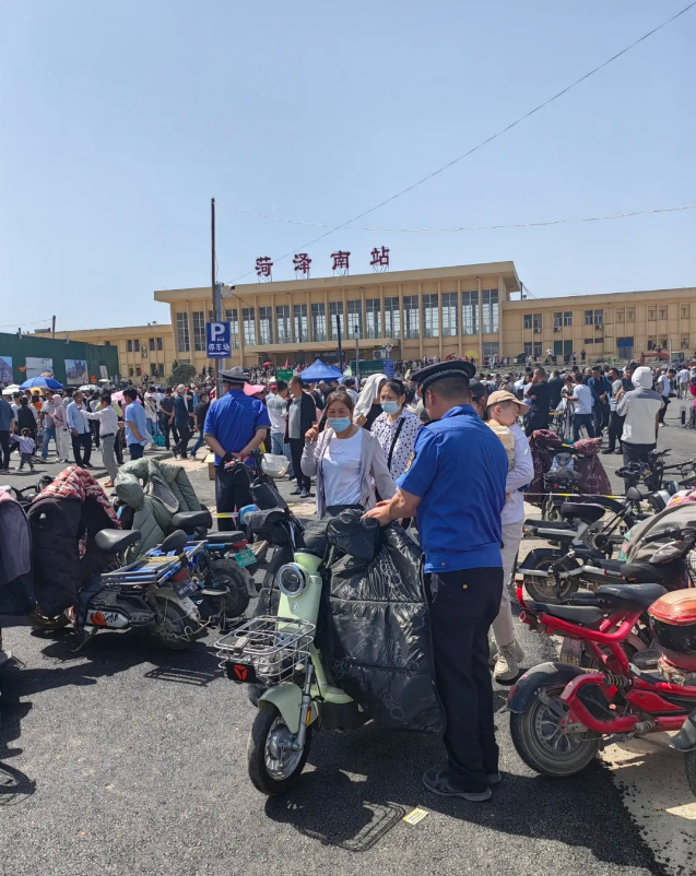 他的户外直播地点菏泽南站也走红了,这个已久不载客冷清多年的火车站