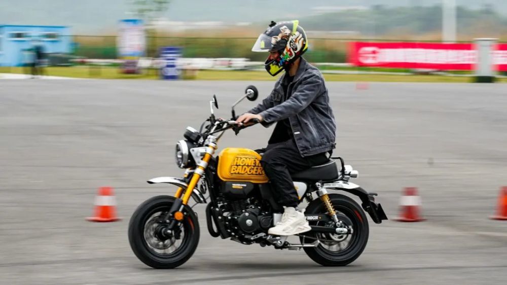 银钢"蜜獾"新车试驾,迷你摩托车也能玩性十足!_腾讯新闻