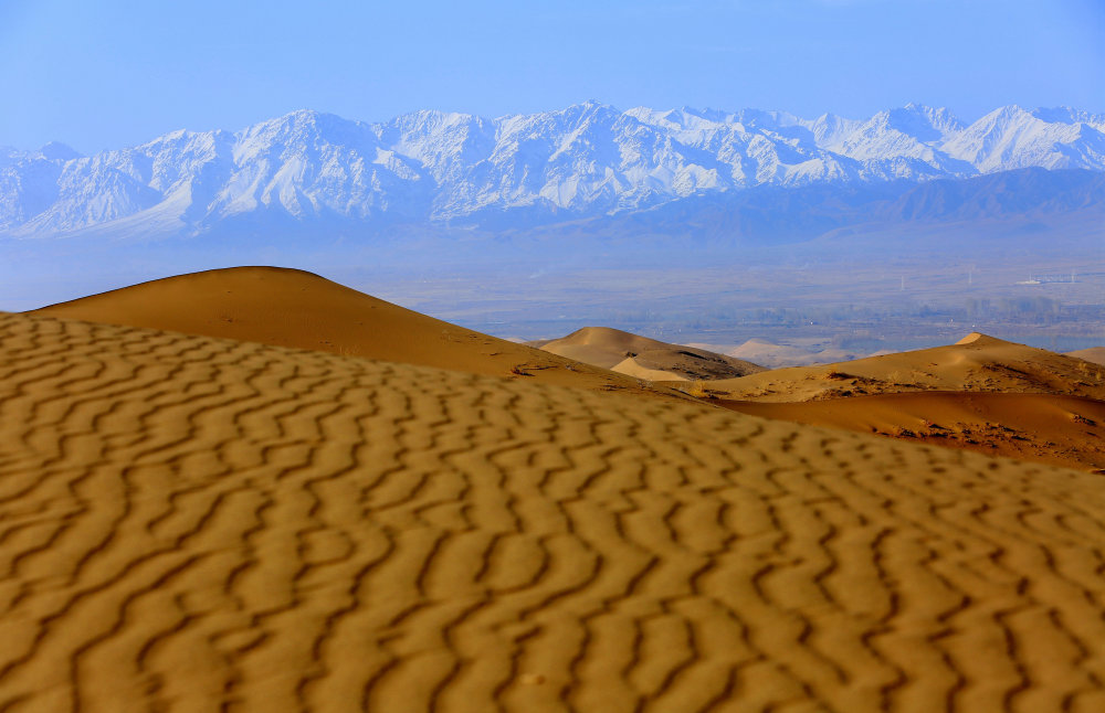 甘肃张掖春日沙漠美如画卷