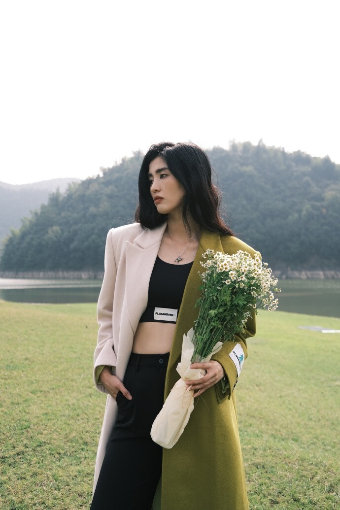 山水间的色彩碰撞,赵丽娜西服变装写真美丽灵动-腾讯新闻