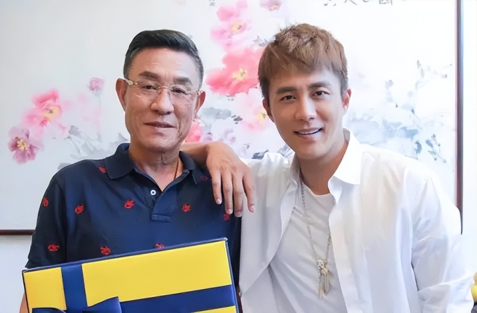 2023国剧盛典红毯成"明星现形镜",冯绍峰双眼无神,周涛状态良好-腾讯