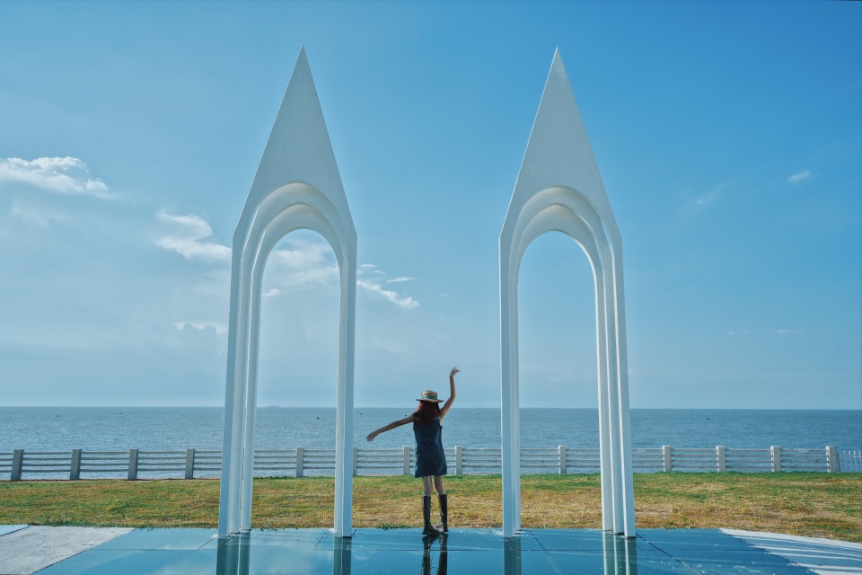 艺术氛围拉满！与海马汽车纯电车型7X-E打卡环岛旅游公路沿线新地标