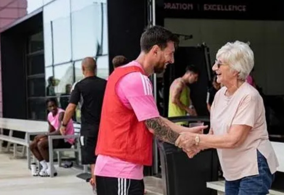 贝克汉姆76岁的老母亲和梅西首次见面，两人温馨合影