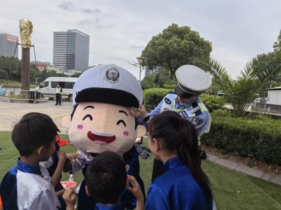 在轻松愉快的氛围中学会正确辨识交通指挥手势和道路交通标志的同时