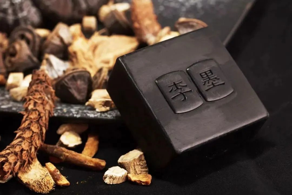 李墨药墨起源于1419年明朝永乐年间,在传承药墨古法的基础上,以松烟墨