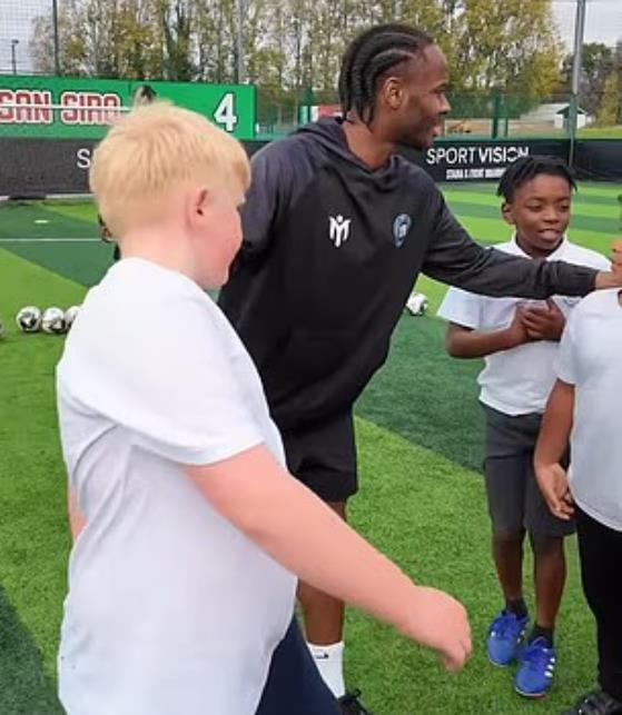 英媒：斯特林罕见公开露面，组织小学生足球训练营