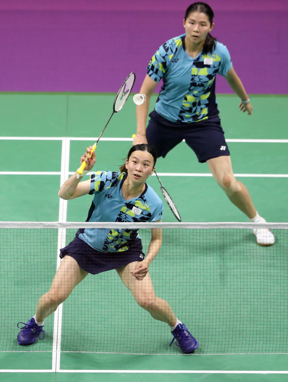 5月17日,中国台北队组合许雅晴(右)/邓淳薰在女子双打比赛中.