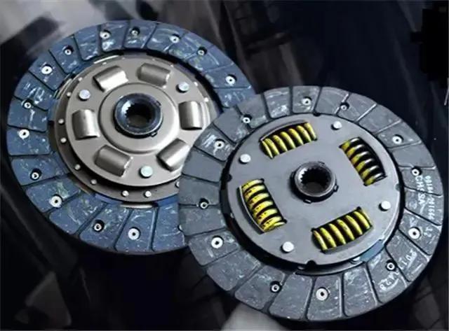 手动挡车起步一边松离合一边踩油门会磨损离合器片吗