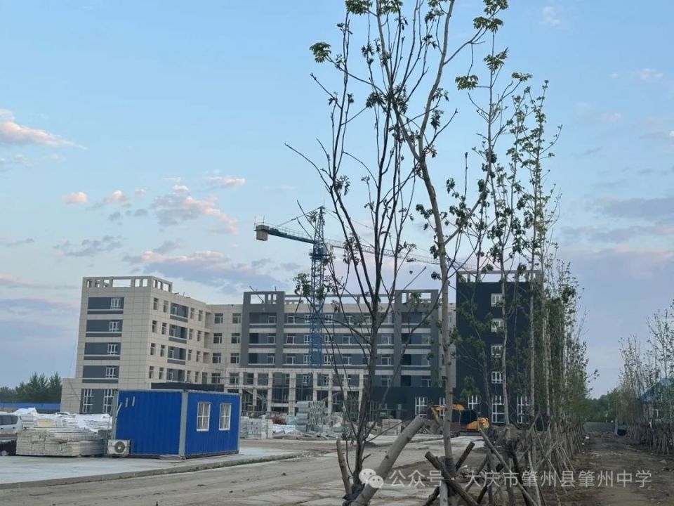 黑龙江省肇州县肇州中学新校区正在进行紧张的后期施工
