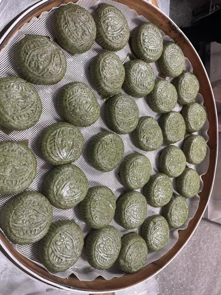 有人提着行李箱来排队,每天卖出五千只,清明未到,杭州网红青团先火