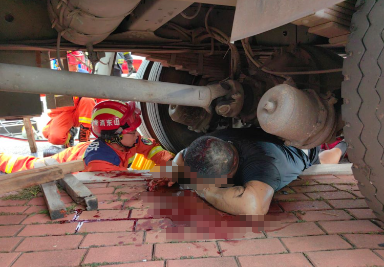 一瞬间,男子被满载的货车拖行20米惨遭"碾压"!