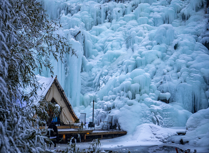 冰凝雪落,银装素裹,皑皑白雪装点万物,群山,木屋,栈道,树木,冰瀑,皓然