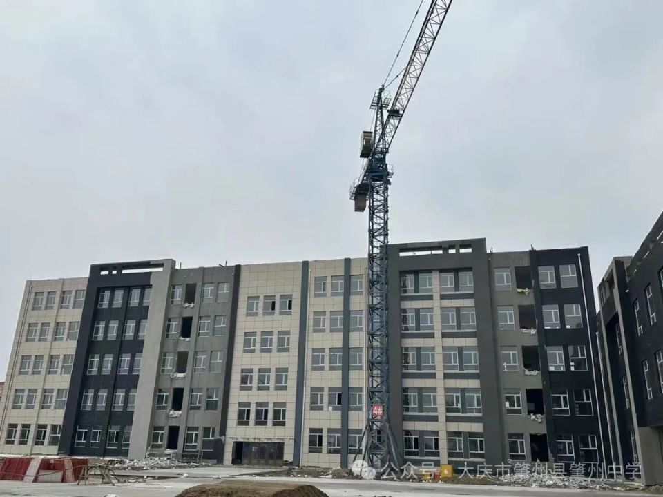 黑龙江省肇州县肇州中学新校区正在进行紧张的后期施工