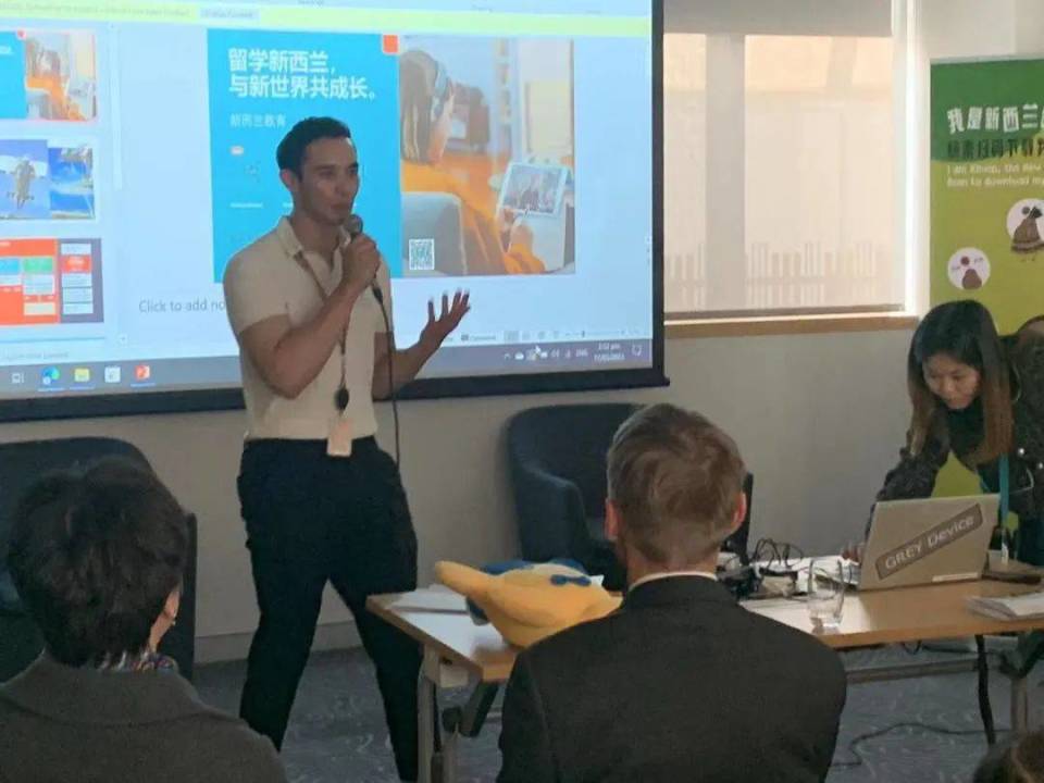 向世界讲好中国故事“小小外交官”走进新西兰驻华大使馆