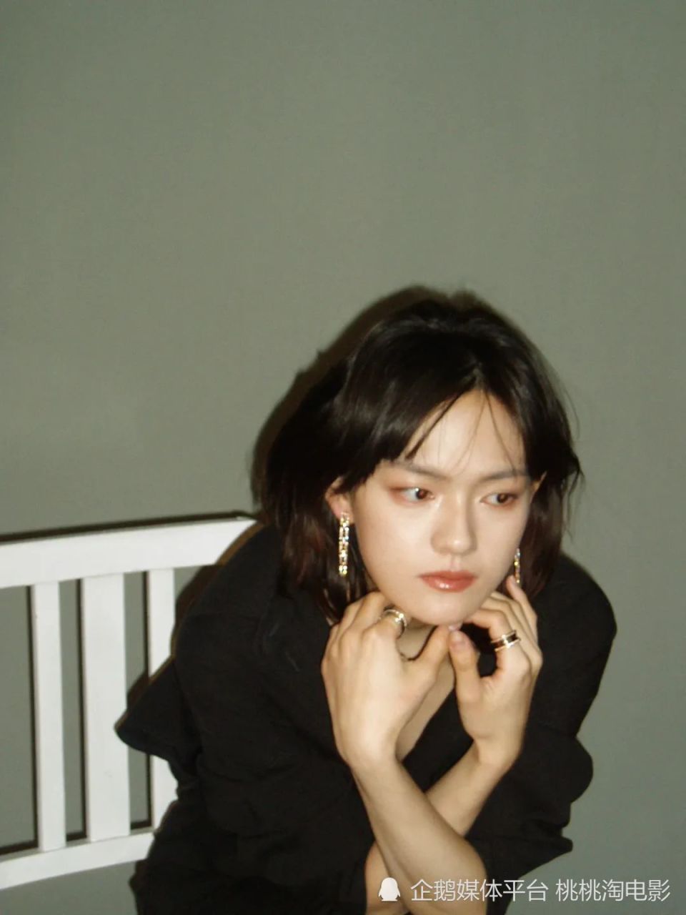 演员文淇《时装》杂志封面大片,深邃眼神完美诠释复杂情绪