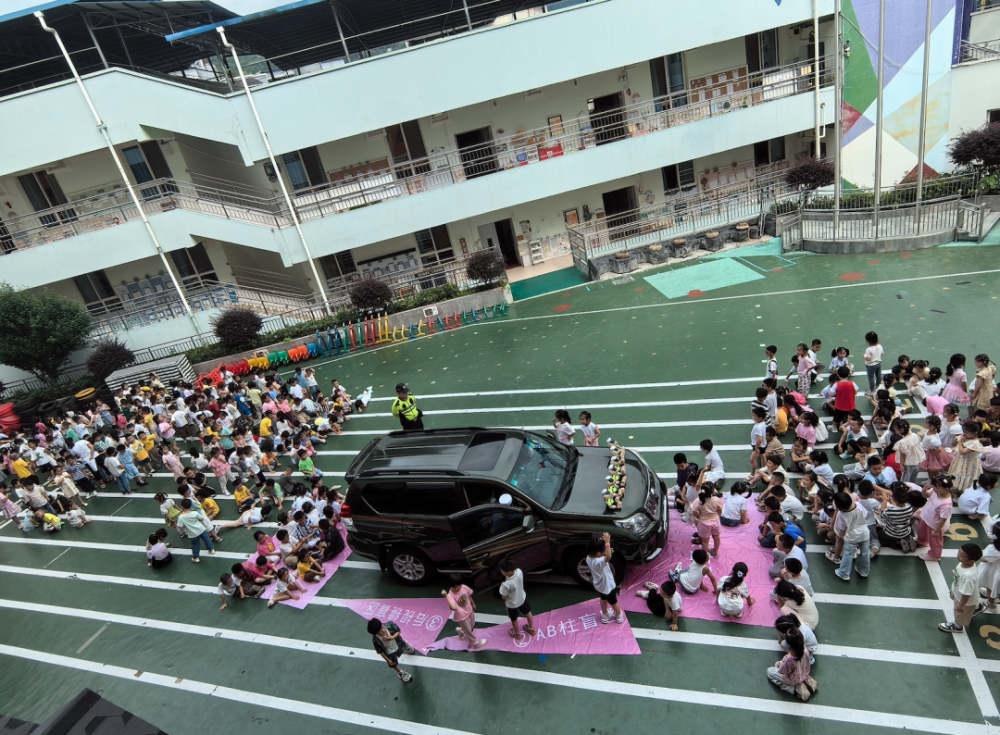 7月8日,遵义市正安县公安局交通警察大队走进正安县机关幼儿园开展"知