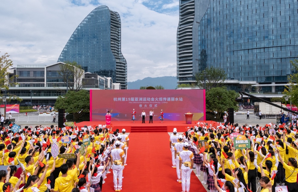亚运来了｜秀山丽水 青年之城，杭州第19届亚运会火炬在丽水传递_腾讯新闻