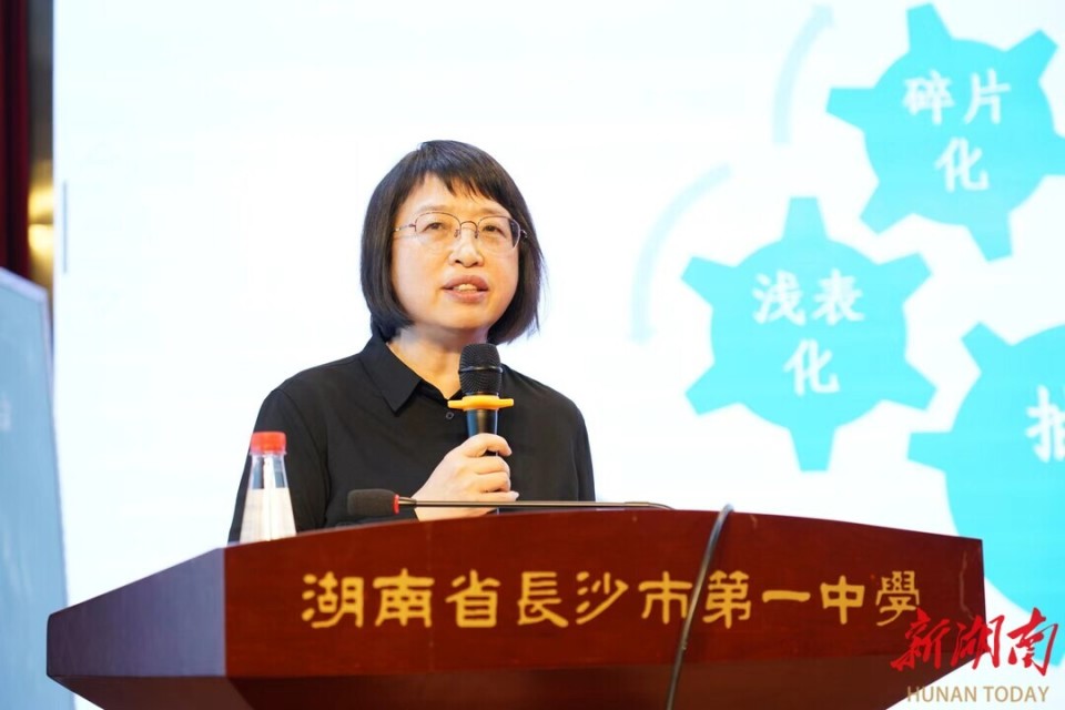 上海师范大学教授,统编教材主编郑桂华上海师范大学教授,统编教材