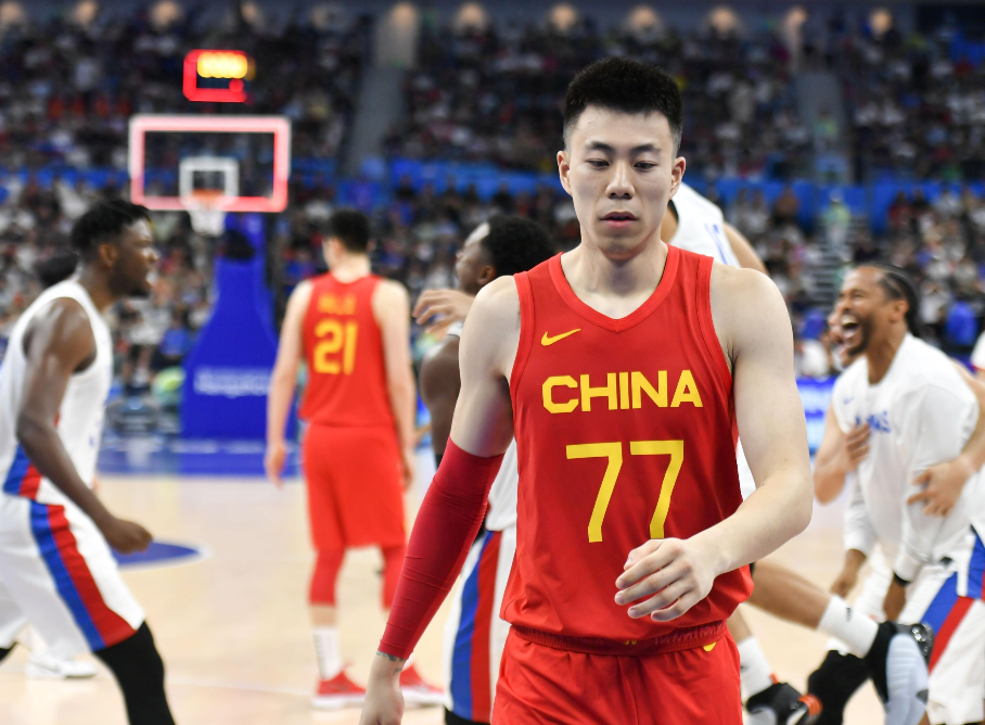 恨铁不成钢周鹏暴怒批评年轻球员赛后砸烂更衣室