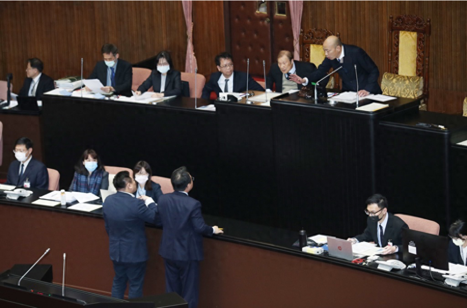 台立法机构没收质询风波国民党力挺韩国瑜除陋习