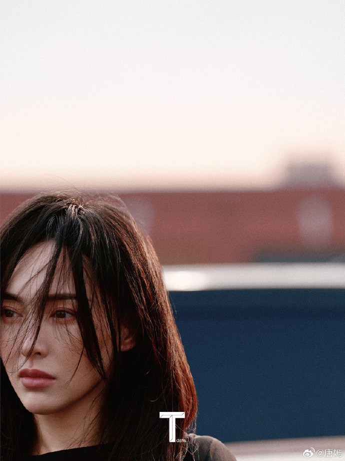 唐嫣再登杂志封面,化身摩登女郎表情冷酷,绝世容颜惹人爱