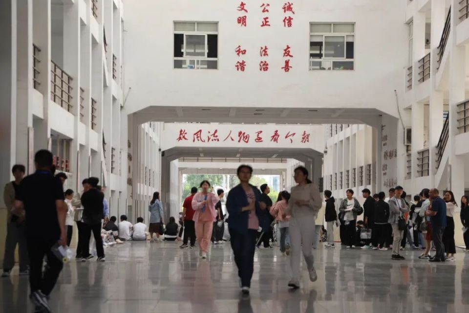 日江都莘莘学子主角进场3个考点144个考场秩序井然江都中学,仙城中学