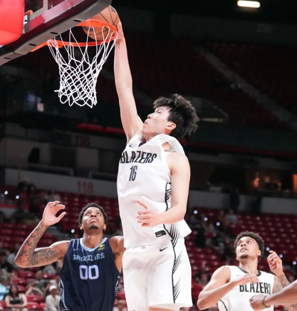 NBA - 别只看杨瀚森的炸裂扣篮！第二战这两大短板，才是他冲击NBA的拦路虎