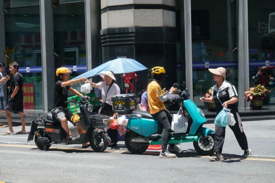 她们是外卖骑手的"跑楼阿姨":每单赚2块,为攒房贷或熬社保