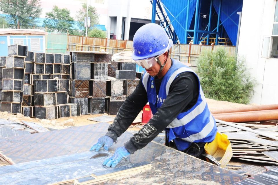 高温下的奋斗者!榆林新材料集团合金分公司百余名建设者奋战一线