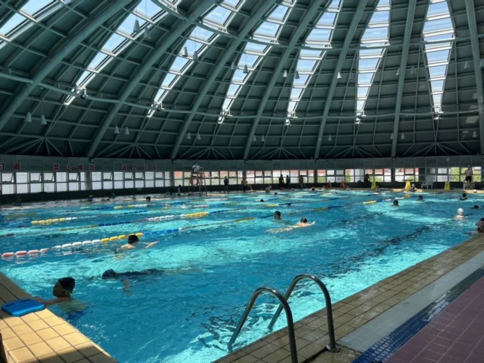 步行约400米卢湾体育中心由卢湾体育馆,卢湾体育场和其他体育设施组成