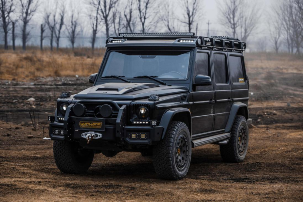 运良比较出名的改装,就是《张梁记》里面的那台奔驰g500,它上面也贴了