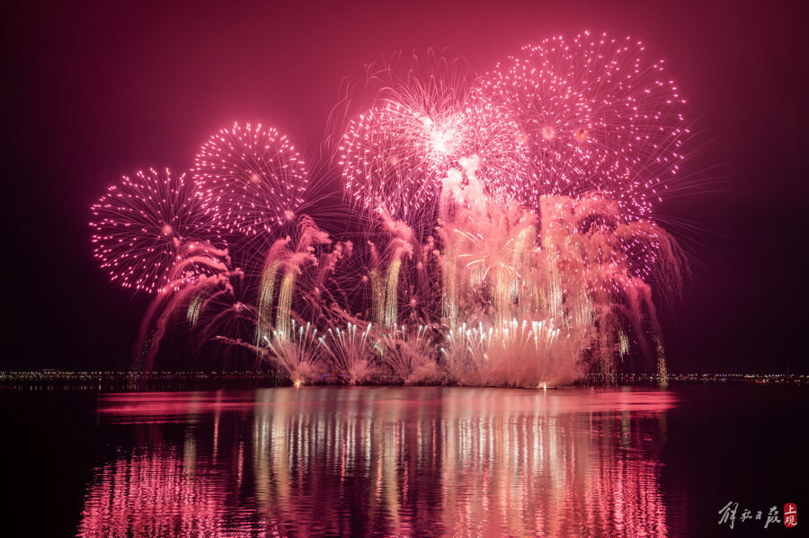 五千多发礼花弹竞相绽放临港夜空