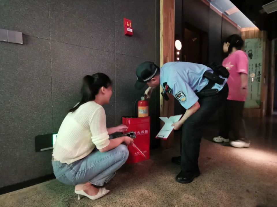 【夏季行动】消防安全检查不松懈 拧紧夏日防火"安全阀"