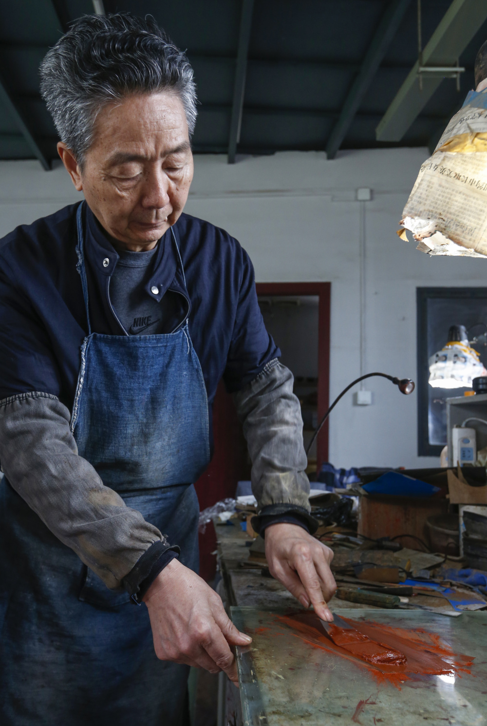 打埝或许是制作漆器中最为浪漫的工序,工匠凭借对艺术的审美和理解