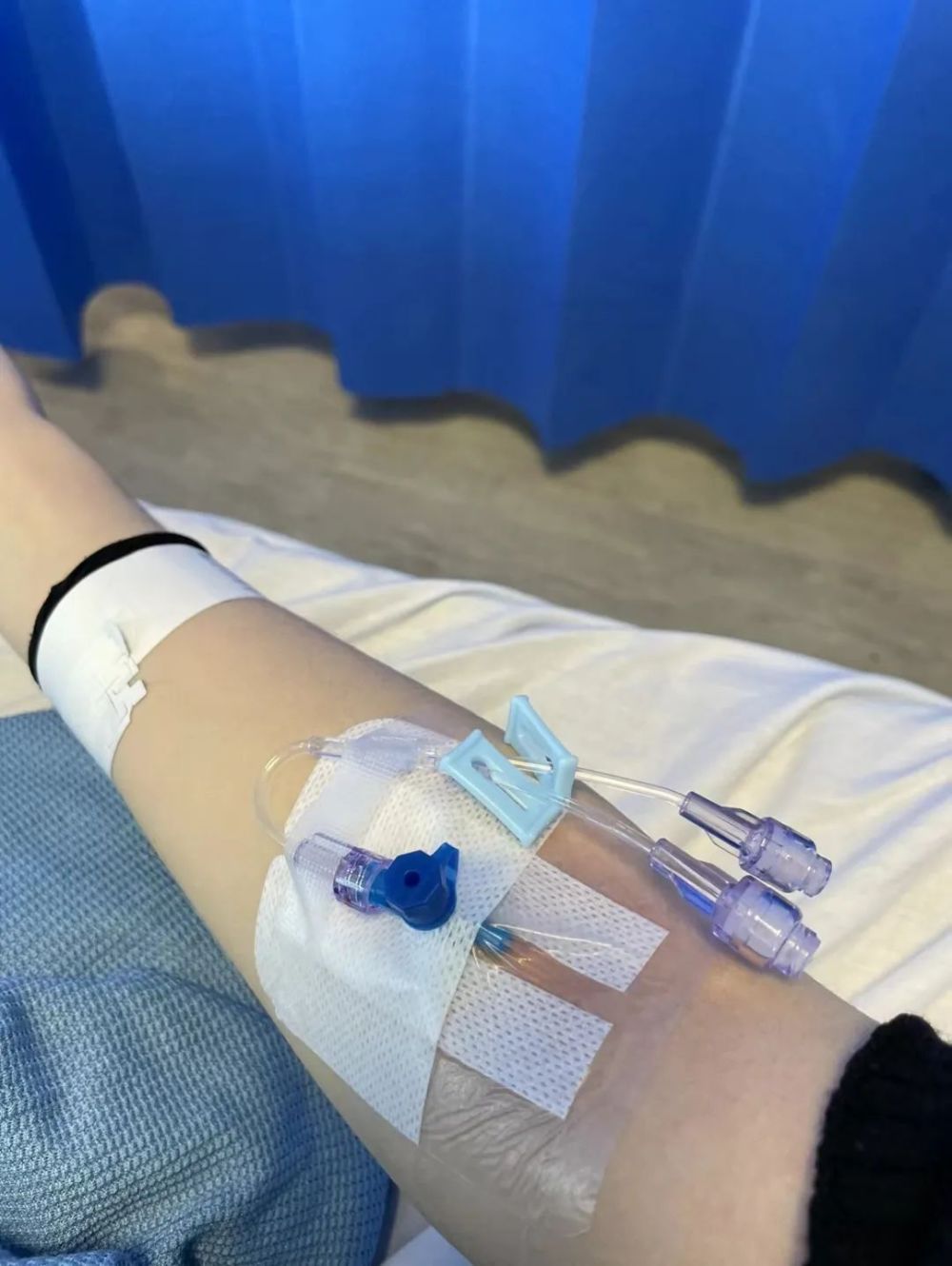 在这期间我高举过头顶插了留置针的手臂越来越痛,我开始大声呼痛但是