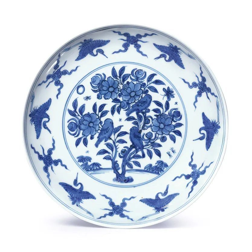 弦纹圆圈绘花鸟小景,有一树灼灼桃花,枝繁叶茂,花枝上鸟雀成双,鸣叫不