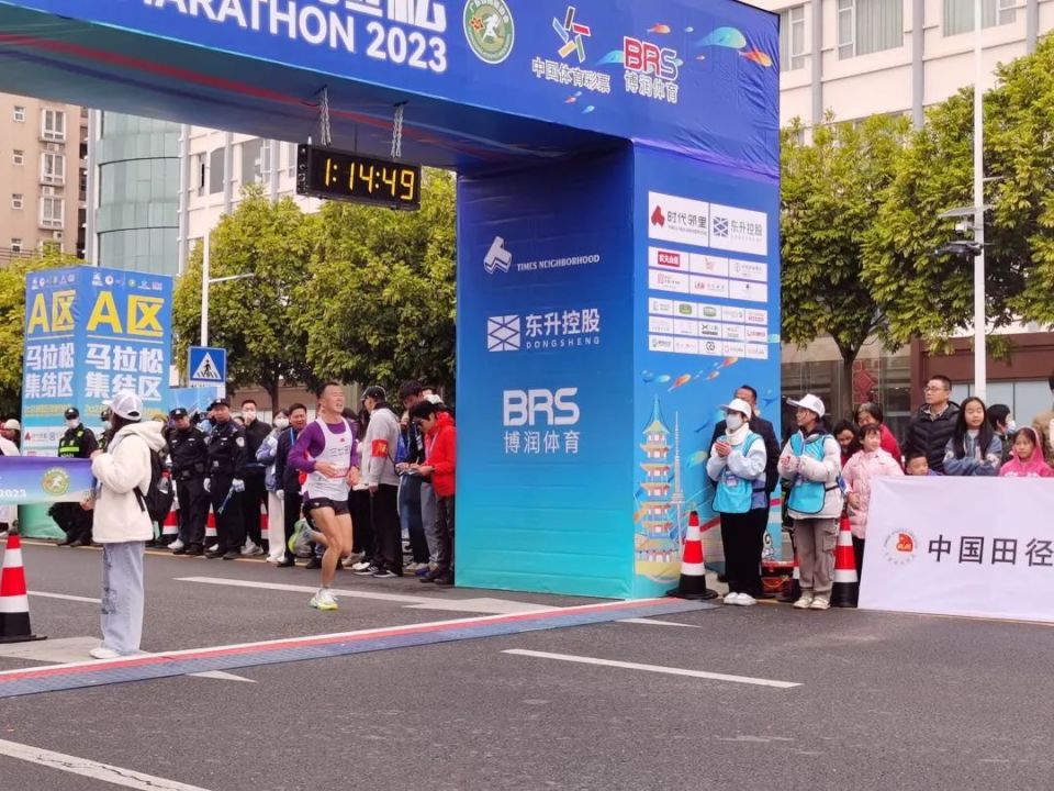 男子半马亚军获得者黄凯冲线男子半马冠军获得者潘金龙冲线冲线时刻