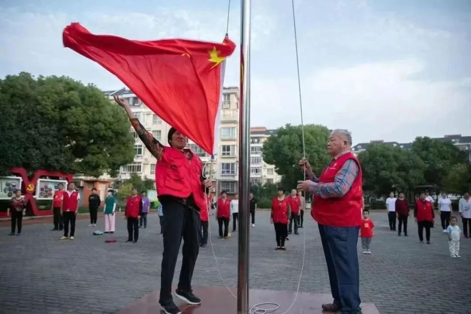 奉贤这个小区"国旗班"每天都把仪式感拉满