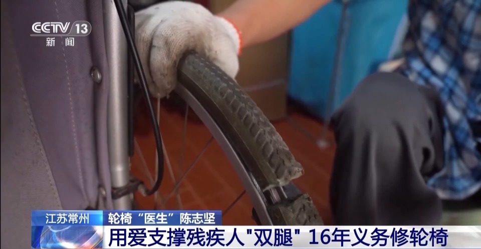 用爱支撑残疾人"双腿" 他因感同身受成为"轮椅医生"