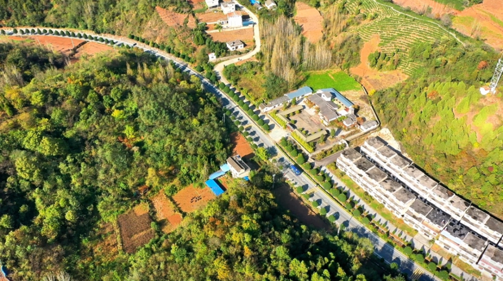 这里就是商南县富水镇一派繁荣景象车辆川流不息宽阔,洁净的公路笔直