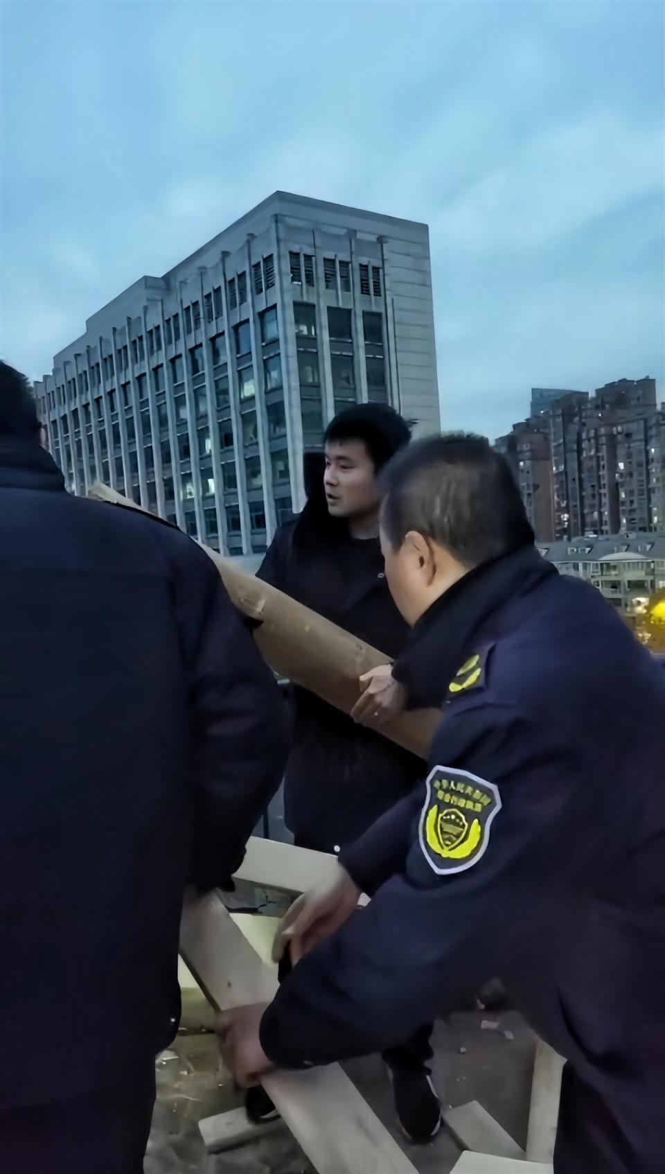 业主楼顶违建木质茶室，综合执法队员徒手拆除_腾讯新闻