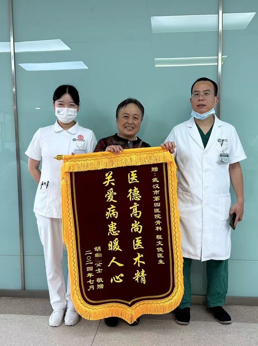 给医生的锦旗赠言照片