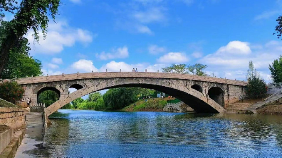 细雨绵绵旅游热度依然不减赵州桥景区贴心服务获游客称赞