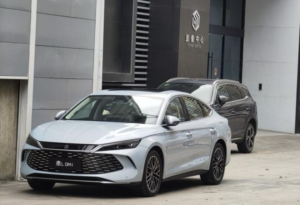 比亚迪秦l更多实车图曝光!蓝色,紫色涂装,两挡dm-i混动更省油_腾讯新