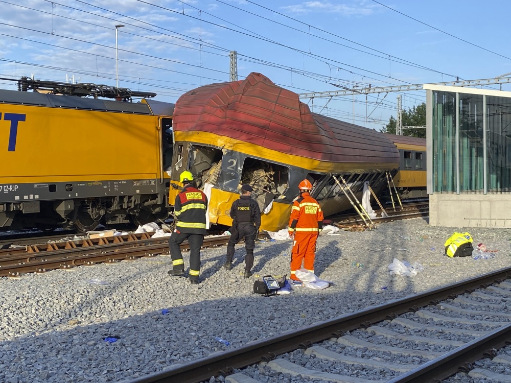 捷克发生列车相撞事故(2)