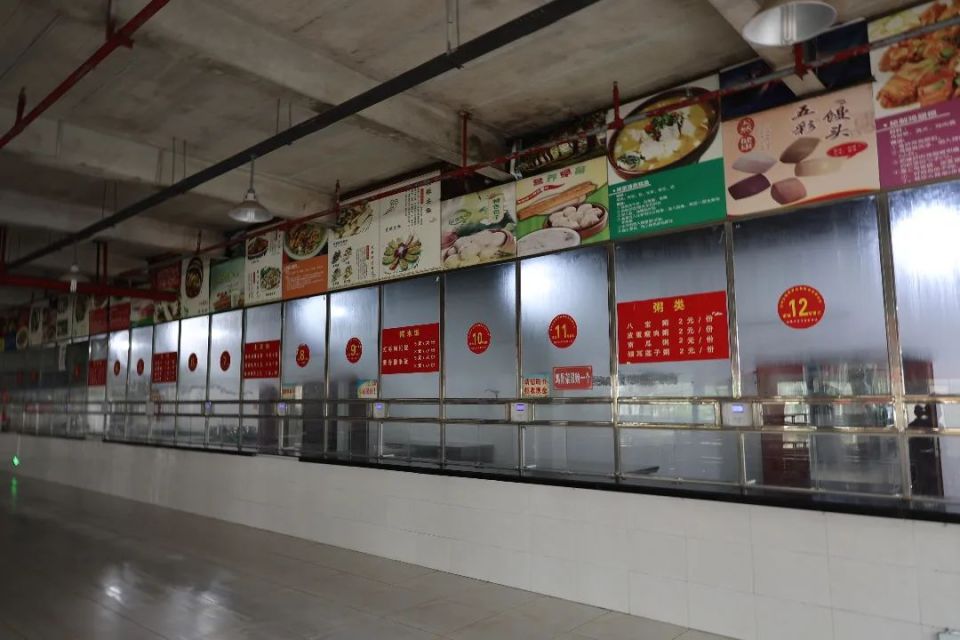 普定县实验高级中学食堂当日11点半,记者来到普定县第一中学食堂内