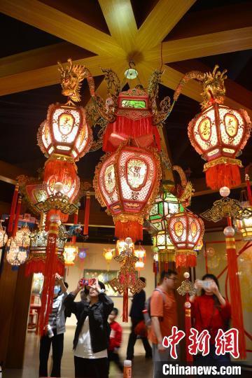 (新春走基层)泉州市非物质文化遗产馆:传统花灯璀璨夺目