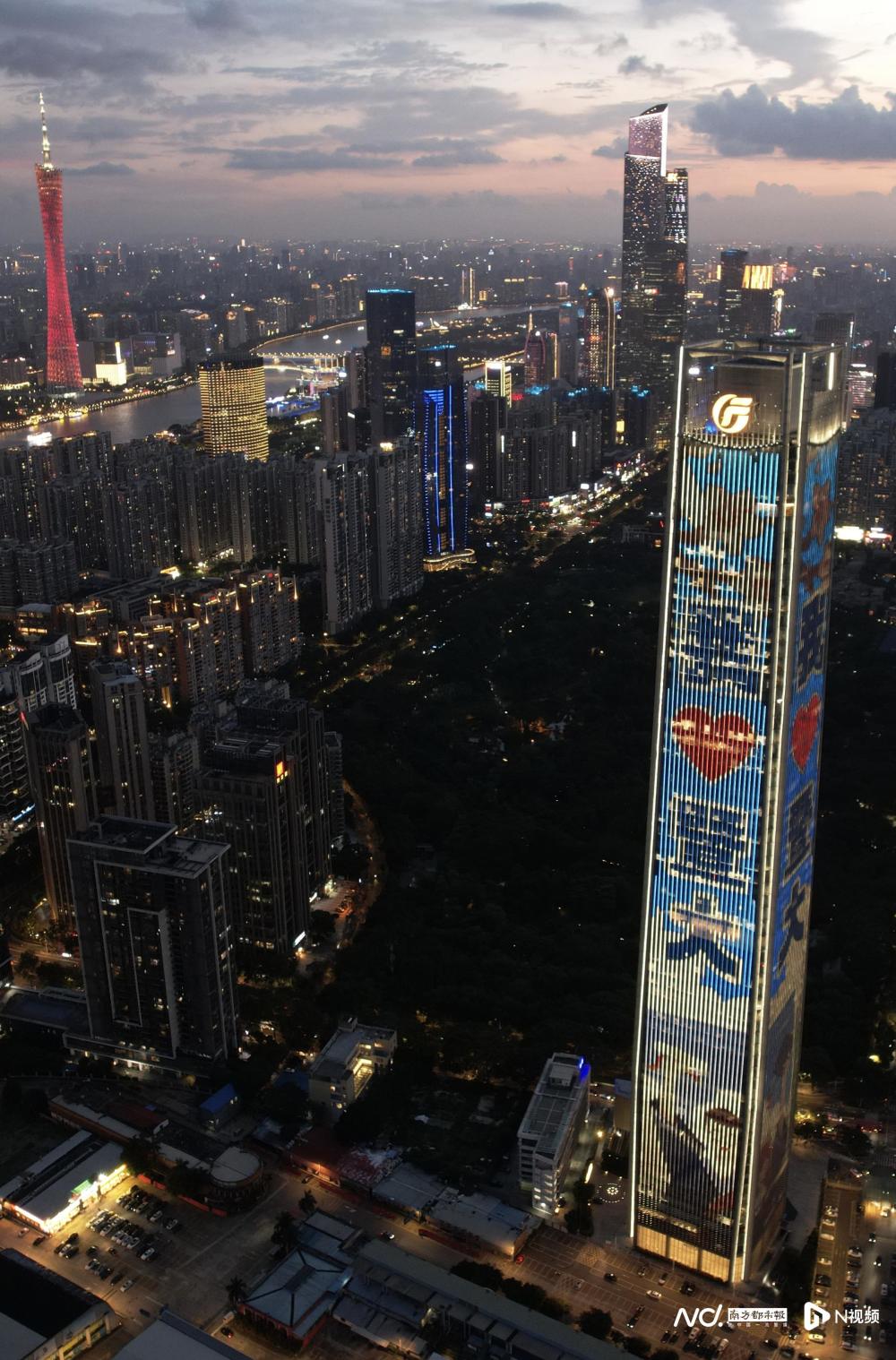 广州,上海双城亮灯 暨南大学温暖送别2024届毕业生