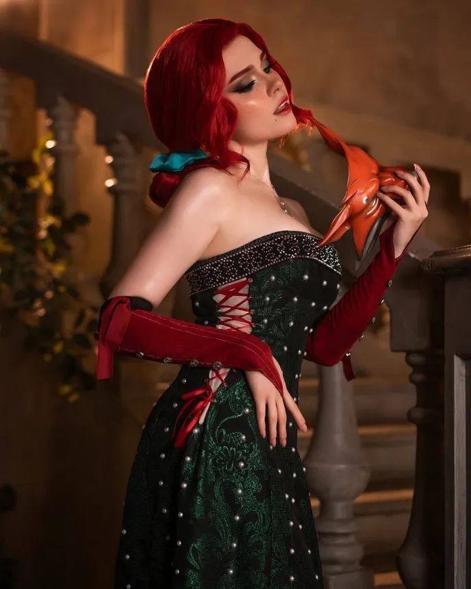 俄妹cos《巫师》特莉丝 抹胸长裙精致妆容神还原