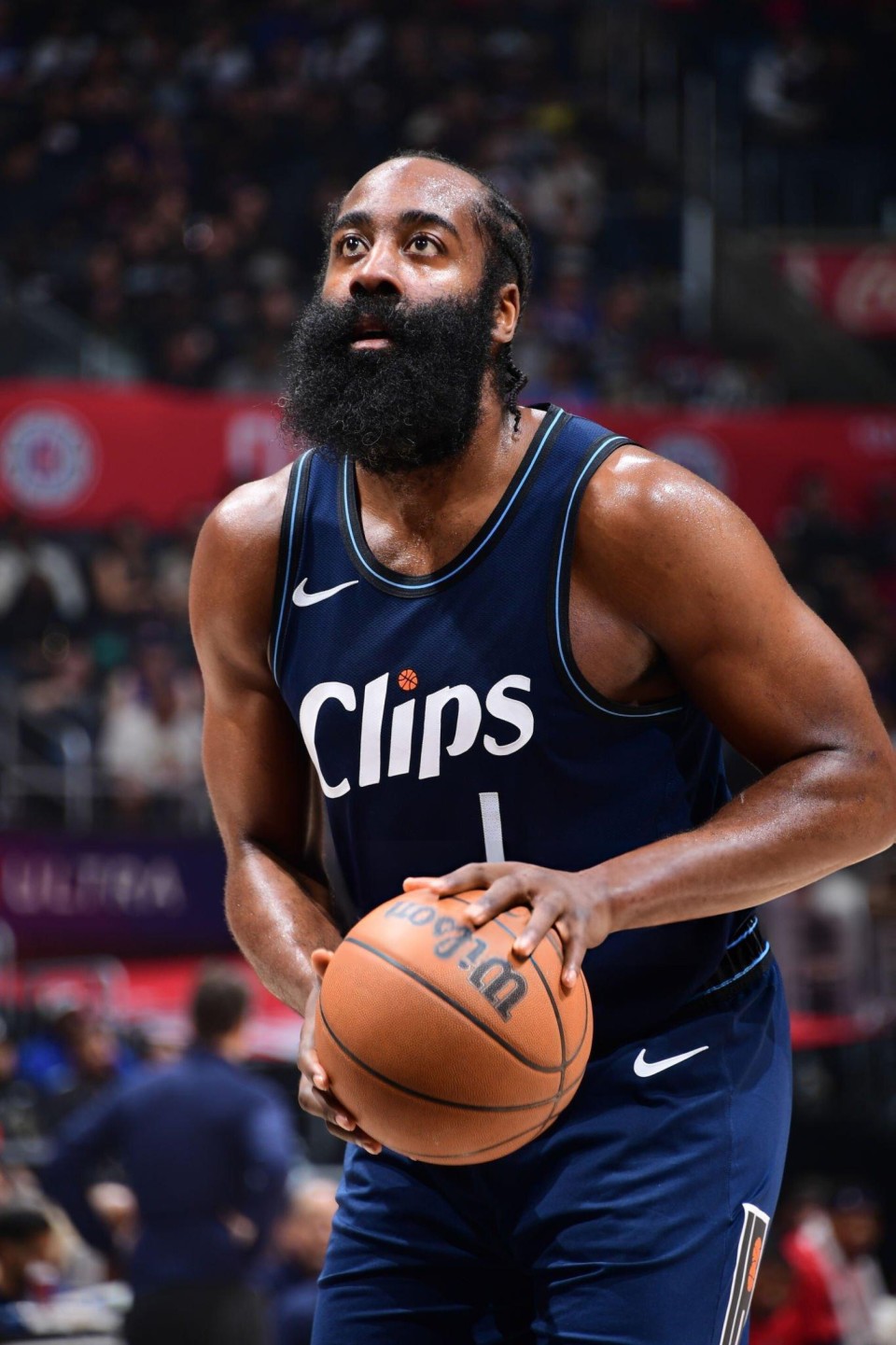 哈登进攻哑火仅依靠罚球得到4分,另有5板10助攻